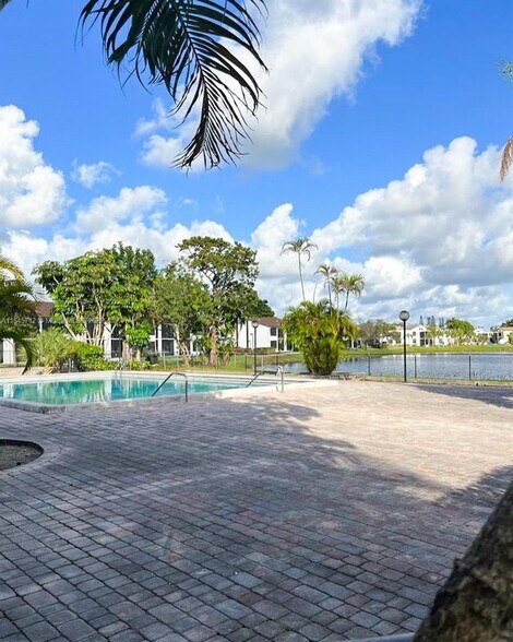 Primary Photo - 211 Lake Pointe Dr