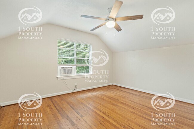Building Photo - 300 Thornhill Cir