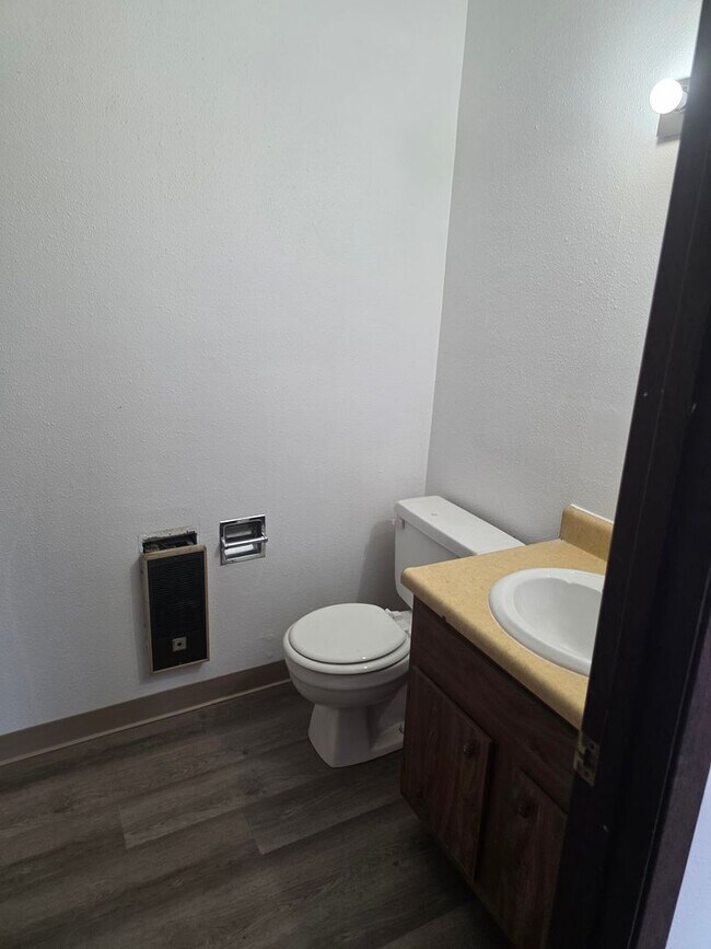 Building Photo - 1409 Belle Plaine