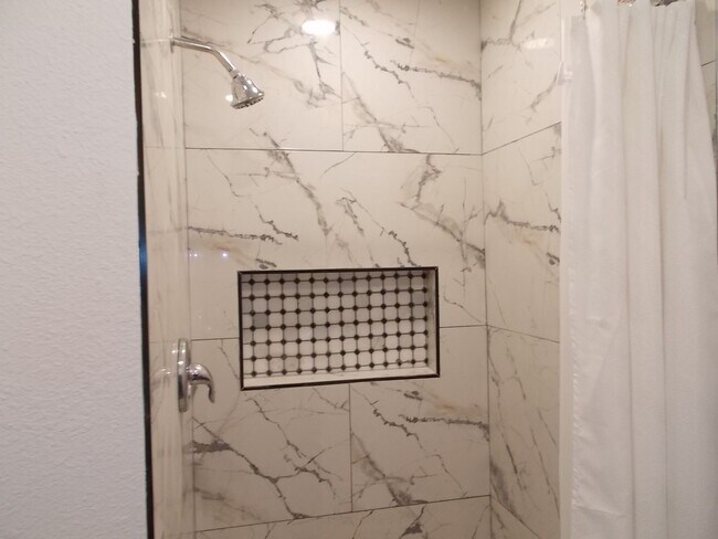 Building Photo - Beautifully Updated 3-Bedroom with an Ente...