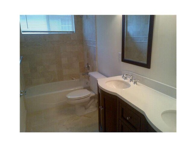 Building Photo - 2653 Oakbrook Dr