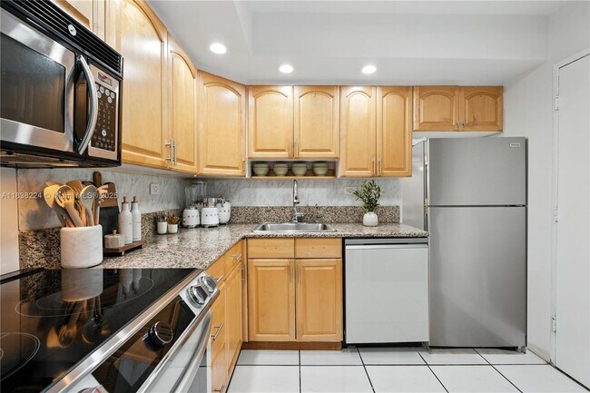 Building Photo - 5555 Collins Ave