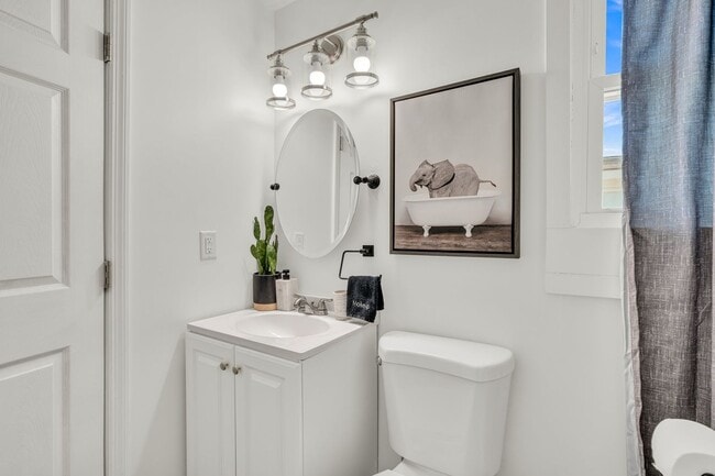 Building Photo - Charming Cottage with Modern Upgrades in Hanahan