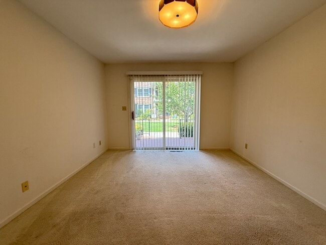 Building Photo - 2711 Reynolda Rd