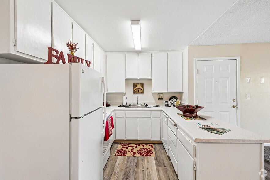 2BR, 1BA - 838SF - Kitchen - Hunter's Landing Apartments
