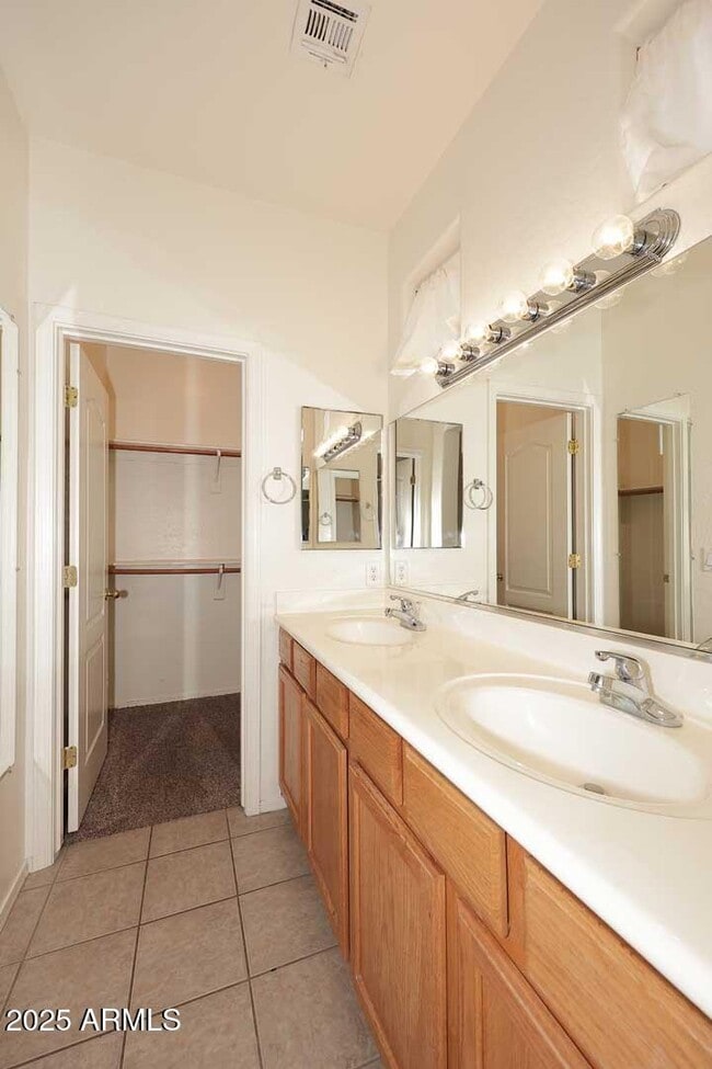 Building Photo - 2710 E Chester Dr