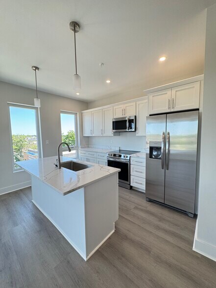 Building Photo - 386 Atwells Ave