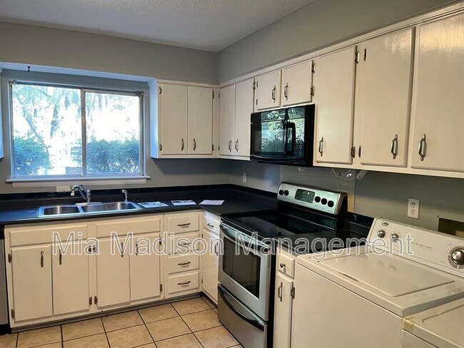 Building Photo - 527 Tibet Ave