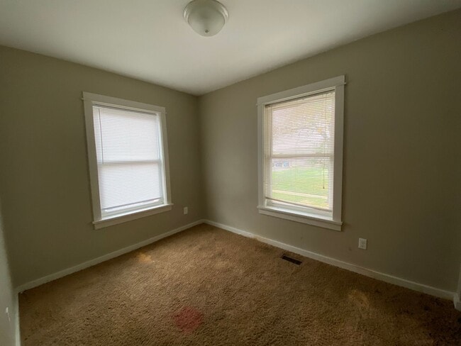 Building Photo - 923 Russel St - 3/Bed 1.5/Bath located in the Edison neighborhood