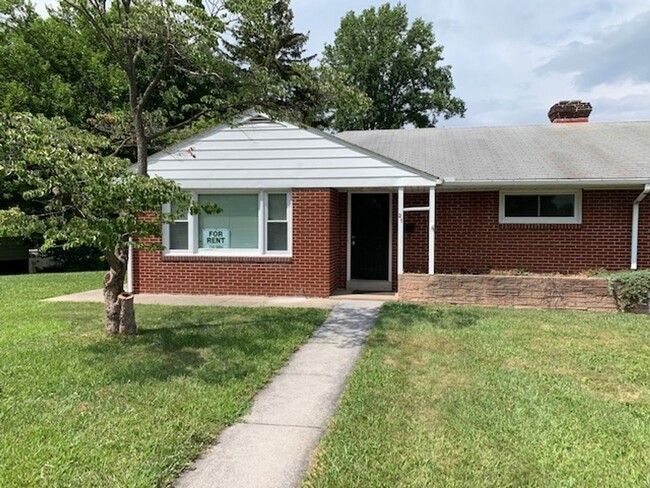 Primary Photo - Adorable Single Family Home in Middletown