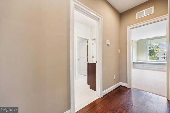 Building Photo - 448 Salk Cir