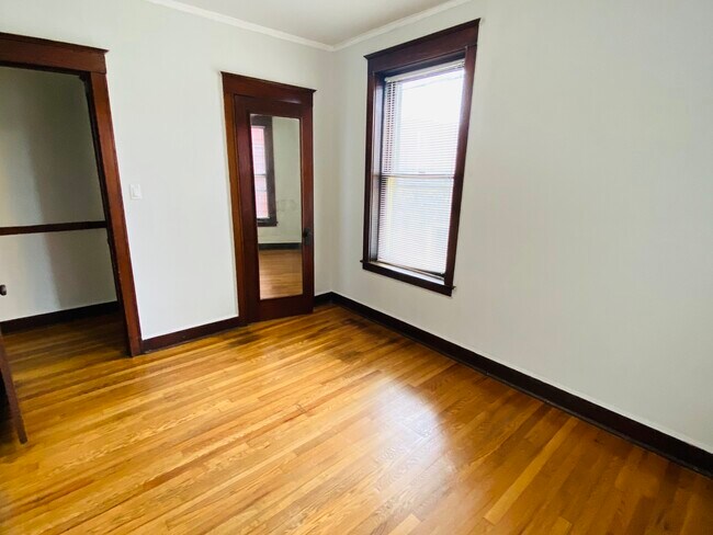 Building Photo - 4040 W Dickens Ave