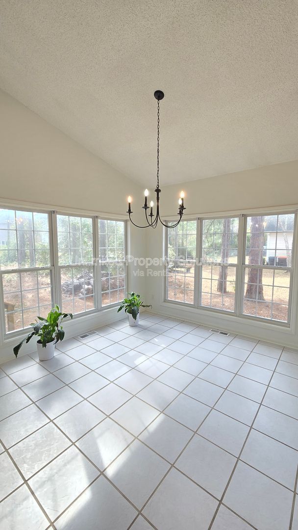 Building Photo - 426 Lansdowne Rd