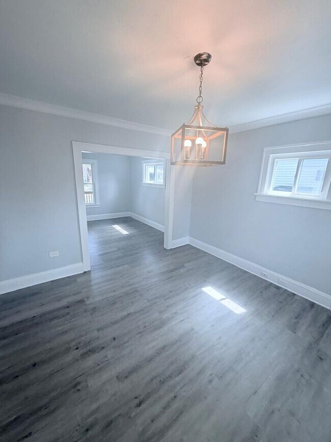 Building Photo - Gorgeous 4 bd, 1.5 bth Cleveland Heights Stunner!