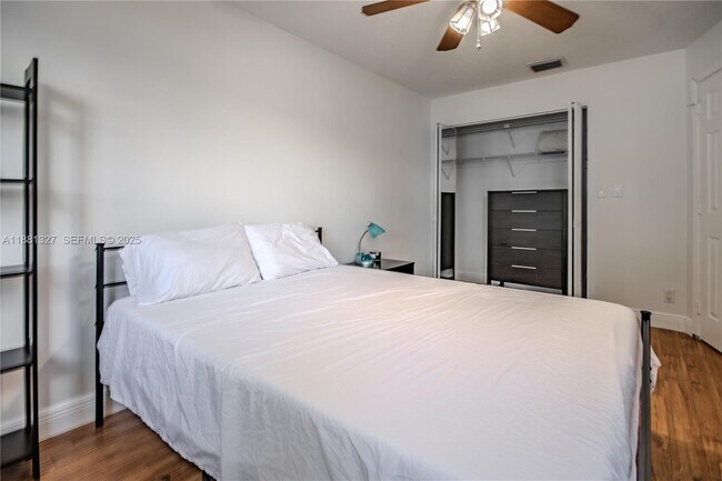 Building Photo - 7652 Pinewalk Dr S