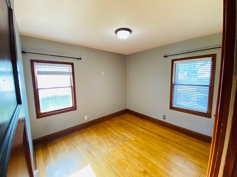 Building Photo - 625 S 60th St