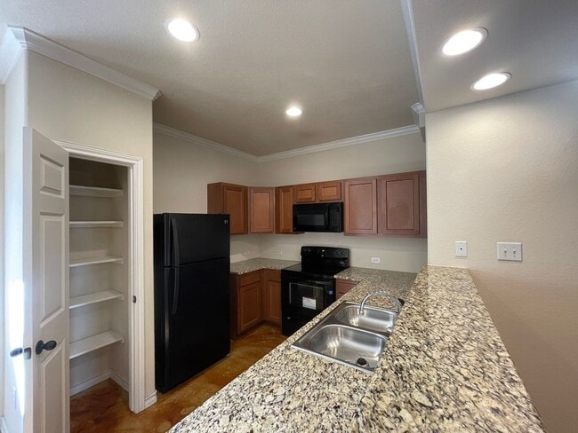 Building Photo - Town home for rent