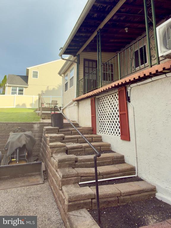 Building Photo - 422 W 6th Ave