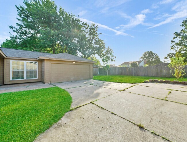 Building Photo - 817 Willow Creek Dr