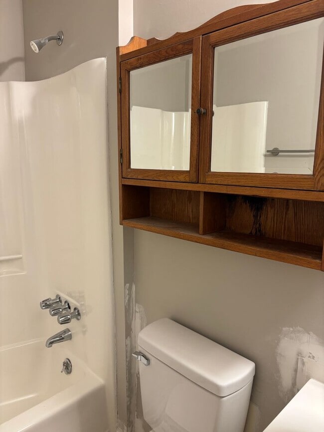 Building Photo - Spacious 2 Bed, 1 Bath Minutes from Uptown