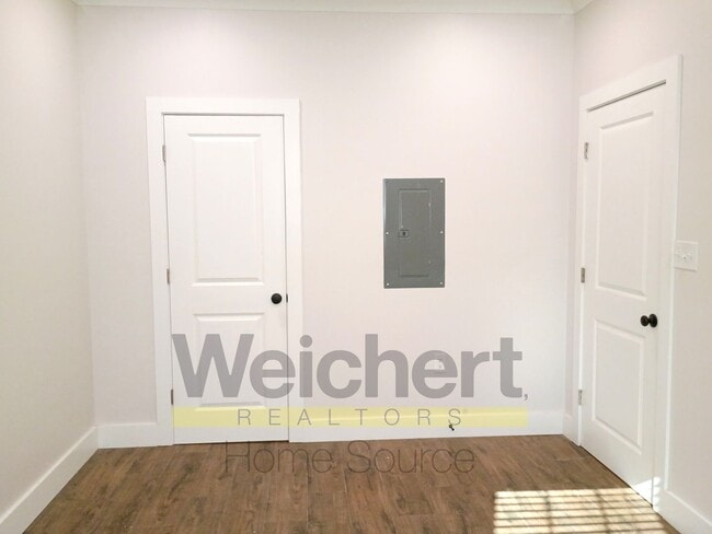 Building Photo - Stylish Downtown 2-Bedroom with Modern Upd...
