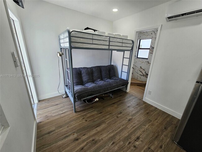 Building Photo - 1946 Pierce St