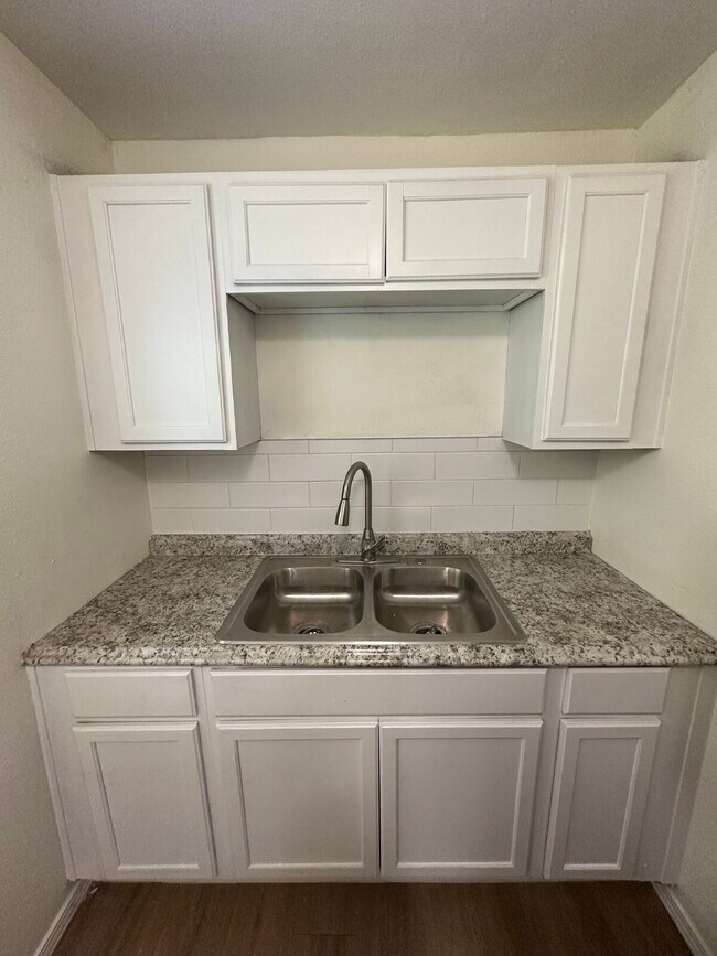 Building Photo - Fully update back house! All appliances included!