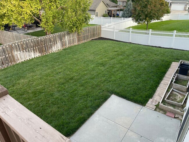 Building Photo - Spacious home in super nice neighborhood in Northwest Omaha