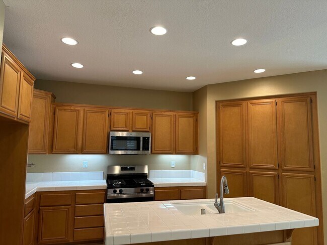 Building Photo - Single Story 3 Bedrooms Plus Den, Paseo De...