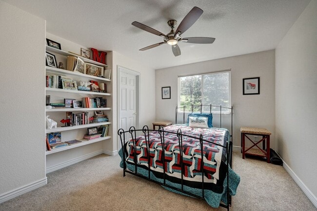 Building Photo - Beautiful Evergreen Home