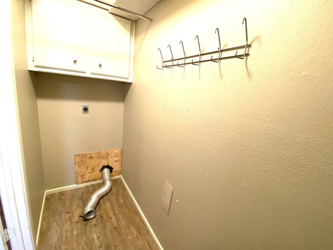 Building Photo - 9818 Jordan Ave