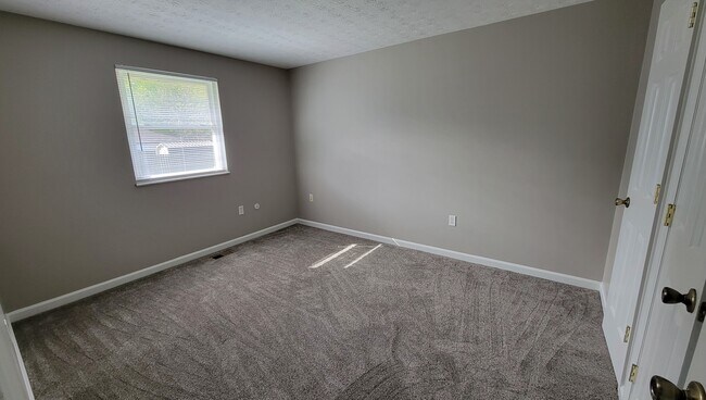 Building Photo - 915 S Maple Ave