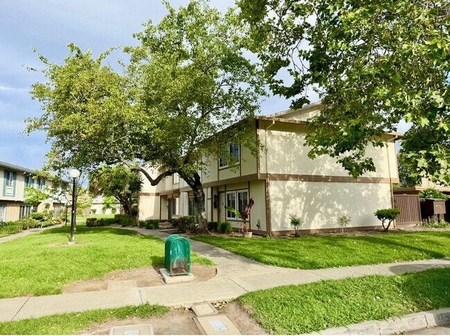 Building Photo - $2,890 / 2 BR - FULLY REMODELED TOWNHOME IN HAYWARD