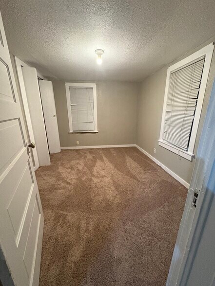 Building Photo - 477 3rd Ave NE