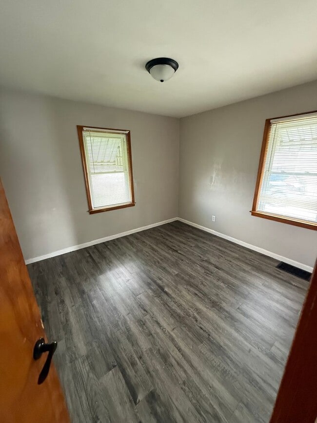 Building Photo - 2 Bed 1 Bath