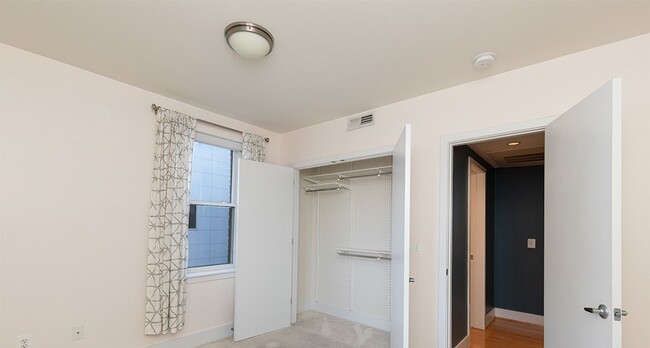 Building Photo - Columbia Heights One Bed/One Bath Updated ...