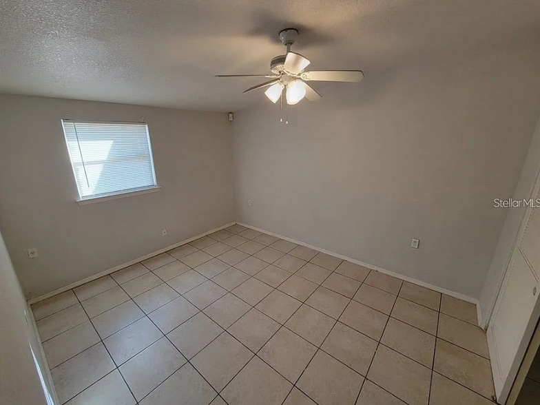 Building Photo - 2483 Lakeshore Cir