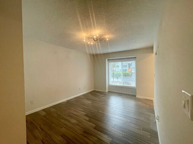 Building Photo - Beautiful 3 Bed 2 Bath House in Happy Valley!! A/C, Additional Living Area, Great for Entertaining!!