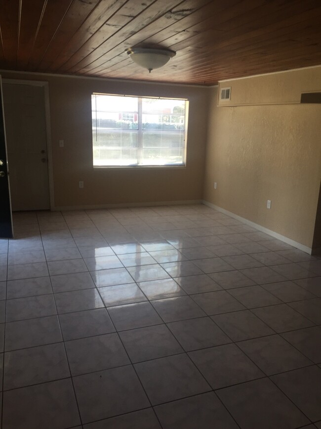 Building Photo - 3 Bedroom 1.5 Bathroom Home for Rent in th...