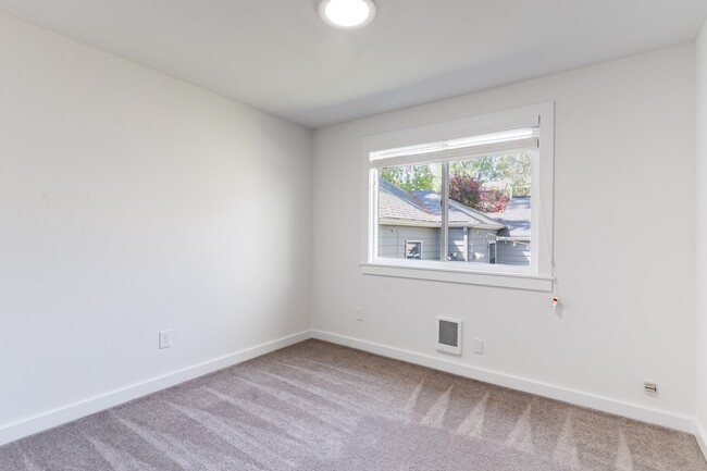 Building Photo - 906 N 101st St