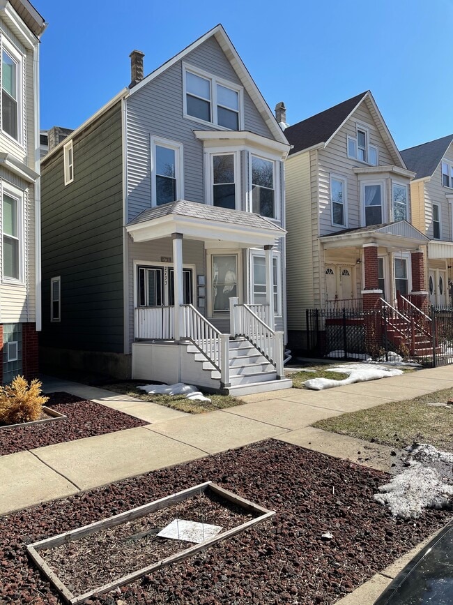 Building Photo - 2733 N Ridgeway Ave