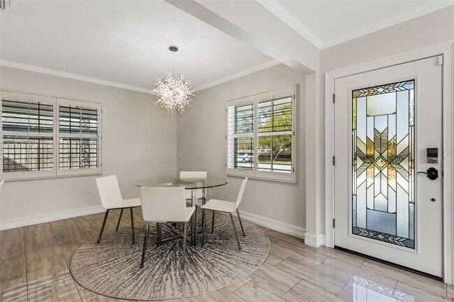 Building Photo - 2914 W Lake Ave