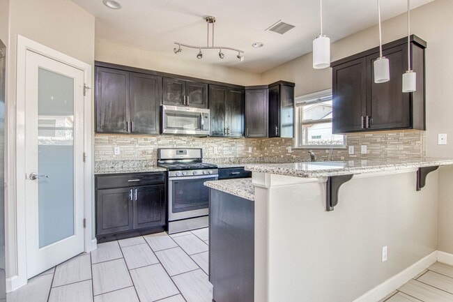 Building Photo - Eastside Beautiful 3 bed/2 baths