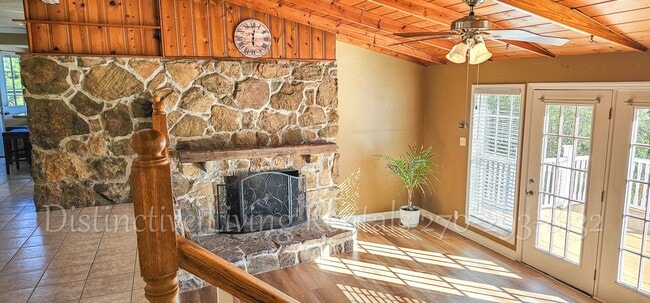 Building Photo - Cozy home with a stunning view!