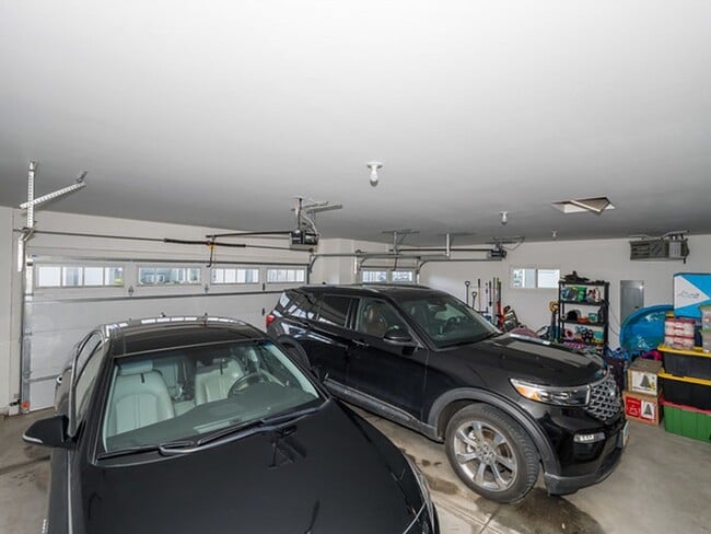 Building Photo - Beautiful 5 Bedroom Single Family Home