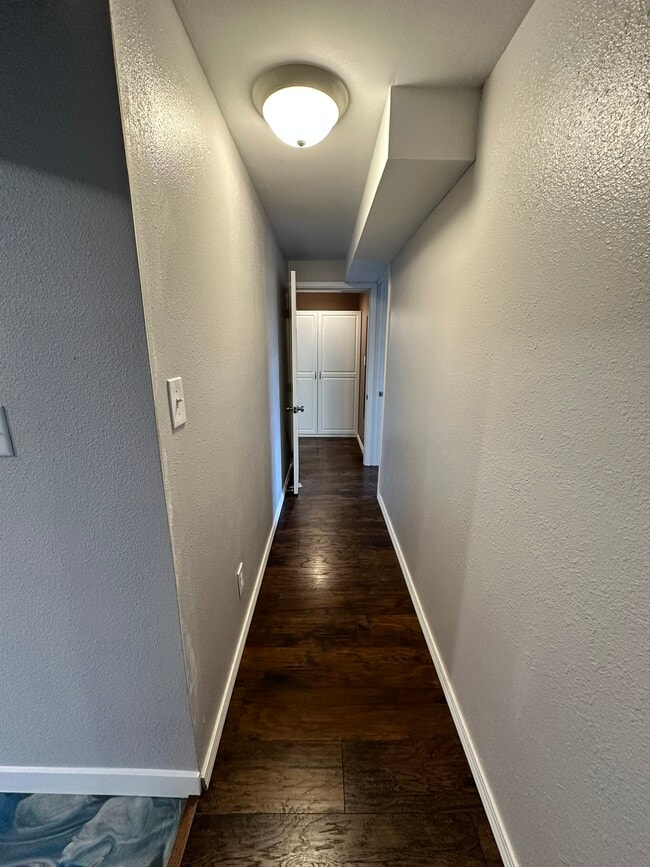 Building Photo - 613 Killarney Dr