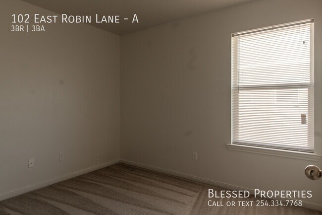 Building Photo - 102 E Robin Ln