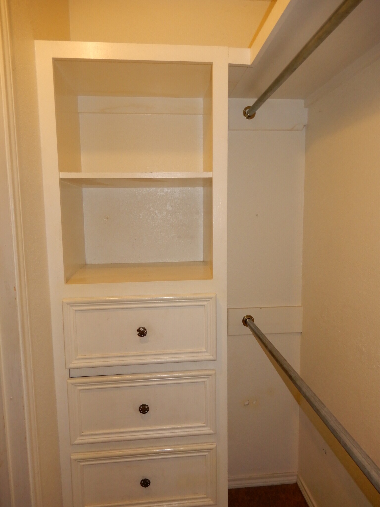 Building Photo - 512 E Yarrow Ave