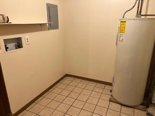 Building Photo - 4790 Sunnybrook Rd