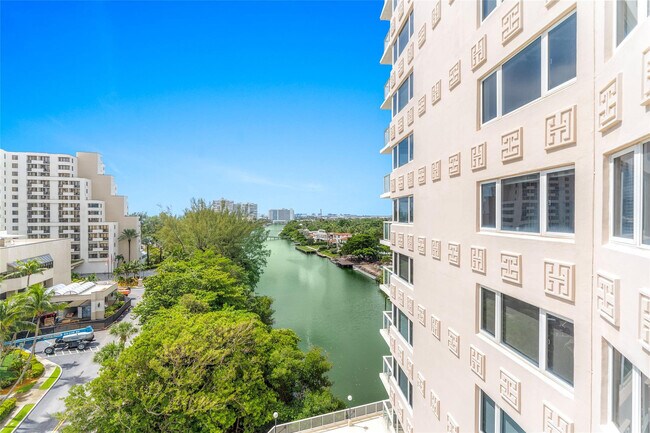 Building Photo - 3000 Holiday Dr